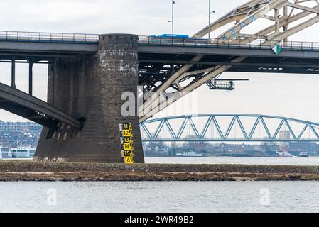 Pilier du pont Waal à Nimègue, pays-Bas avec indicateur de niveau d'eau Banque D'Images