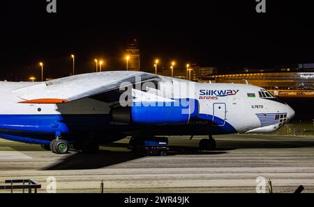 Eine in der ehemaligen Sowjetunion gebaute Ilyushin il-76TD der aserbaidschanischen Frachtfluggsellschaft Silk Way Airlines steht parkiert am Flughafe Banque D'Images