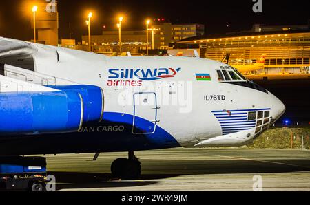 Eine in der ehemaligen Sowjetunion gebaute Ilyushin il-76TD der aserbaidschanischen Frachtfluggsellschaft Silk Way Airlines steht parkiert am Flughafe Banque D'Images