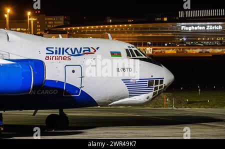 Eine in der ehemaligen Sowjetunion gebaute Ilyushin il-76TD der aserbaidschanischen Frachtfluggsellschaft Silk Way Airlines steht parkiert am Flughafe Banque D'Images