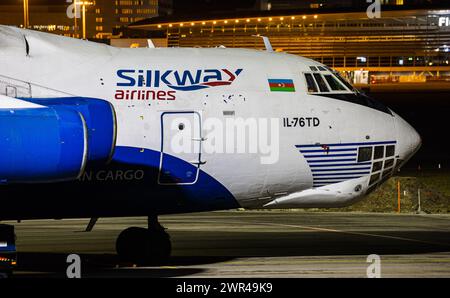 Eine in der ehemaligen Sowjetunion gebaute Ilyushin il-76TD der aserbaidschanischen Frachtfluggsellschaft Silk Way Airlines steht parkiert am Flughafe Banque D'Images