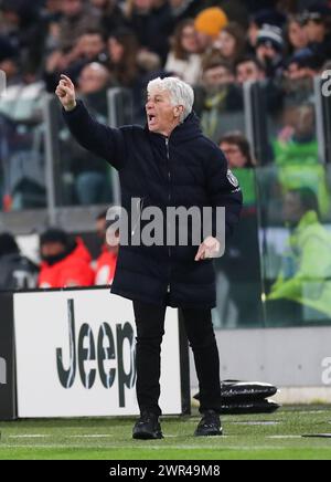 Turin, Italie. 10 mars 2024. L'entraîneur-chef d'Atalanta, Gian Piero Gasperini, fait des gestes lors d'un match de Serie A entre la Juventus et Atalanta au stade Allianz de Turin, en Italie, le 10 mars 2024. Crédit : Li Jing/Xinhua/Alamy Live News Banque D'Images