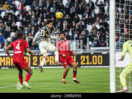 Turin, Italie. 10 mars 2024. Fabio Miretti (2e l) de la Juventus participe à un match de Serie A entre la Juventus et Atalanta au stade Allianz de Turin, Italie, le 10 mars 2024. Crédit : Li Jing/Xinhua/Alamy Live News Banque D'Images