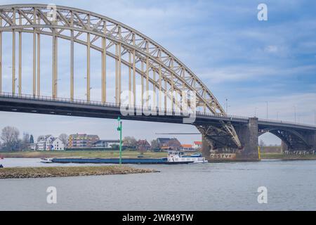 Pont en arc sur la rivière Waal à Nimègue, pays-Bas Banque D'Images