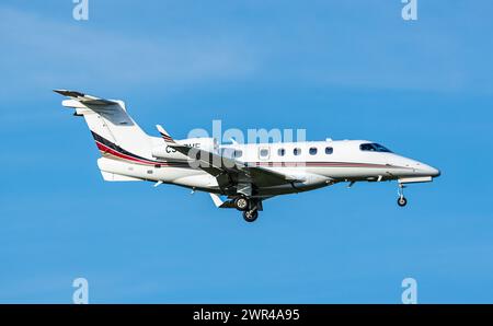 Ein Embraear Phenom 300 von Netjets befindet sich im Landeanflug auf den Flughafen Zürich. Enregistrement CS-PHF. (Zürich, Schweiz, 14.04.2023) Banque D'Images