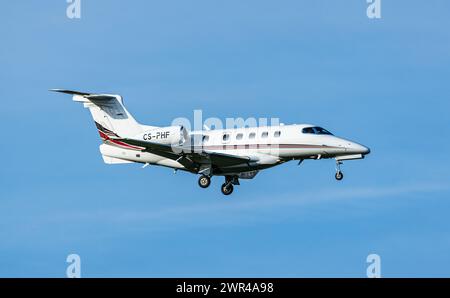 Ein Embraear Phenom 300 von Netjets befindet sich im Landeanflug auf den Flughafen Zürich. Enregistrement CS-PHF. (Zürich, Schweiz, 14.04.2023) Banque D'Images