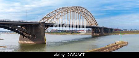 Pont en arc sur la rivière Waal à Nimègue, pays-Bas Banque D'Images