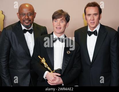 Hollywood, États-Unis. 10 mars 2024. Cillian Murphy (C) de 'Oppenheimer', célèbre dans les coulisses avec son Oscar du meilleur acteur accompagné de ses collègues lauréats des Oscars dont Forest Whitaker et Nicolas cage lors de la 96e cérémonie annuelle des Oscars à Los Angeles, Californie, le dimanche 10 mars 2024. Depuis 1929, les Oscars ont reconnu l'excellence dans les réalisations cinématographiques. Photo de Pat Benic/UPI crédit : UPI/Alamy Live News Banque D'Images