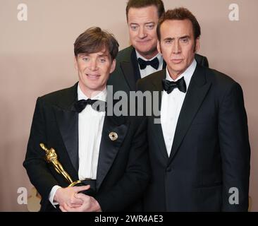 Hollywood, États-Unis. 10 mars 2024. Cillian Murphy de 'Oppenheimer' célèbre les coulisses avec son Oscar du meilleur acteur accompagné de ses collègues lauréats des Oscars, dont Brendan Fraser (C) et Nicolas cage lors de la 96e cérémonie annuelle des Oscars à Los Angeles, Californie, le dimanche 10 mars 2024. Depuis 1929, les Oscars ont reconnu l'excellence dans les réalisations cinématographiques. Photo de Pat Benic/UPI crédit : UPI/Alamy Live News Banque D'Images