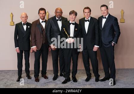 Hollywood, États-Unis. 10 mars 2024. Cillian Murphy (C) d'Oppenheimer, célèbre les coulisses avec son Oscar du meilleur acteur et une distribution de lauréats des Oscars dont Ben Kingsley, Matthew McConaughey, Forest Whitaker, Nicolas cage et Brendan Fraser lors de la 96e cérémonie annuelle des Oscars à Los Angeles, Californie, le dimanche 10 mars 2024. Depuis 1929, les Oscars ont reconnu l'excellence dans les réalisations cinématographiques. Photo de Pat Benic/UPI crédit : UPI/Alamy Live News Banque D'Images