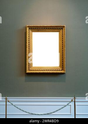 Espace blanc vertical Mockup dans un cadre carré en bois doré classique suspendu isolé sur fond bleu de luxe derrière des poteaux d'affichage. Vide Sing Banque D'Images