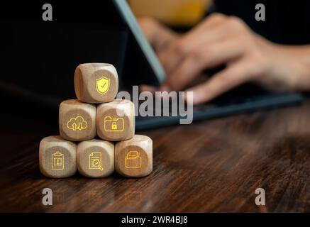 Processus de système de gestion de documents, base de données de documentation en ligne et concept de système de sécurité de stockage de fichiers numériques. Icône documents bloc cube en bois p Banque D'Images