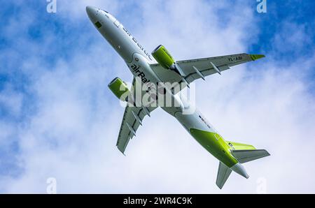 Ein Airbus A220-371 von Air Baltic startet vom Flughafen Zürich. Enregistrement YL-ABI. (Zürich, Schweiz, 24.04.2023) Banque D'Images