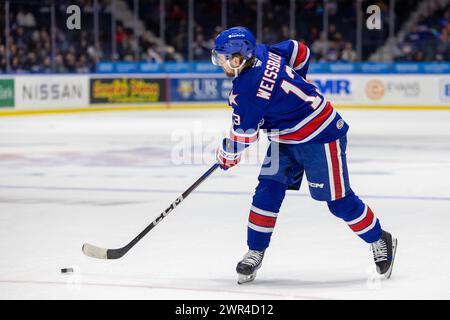 8 mars 2024 : L'attaquant américain de Rochester Linus Weissbach (13 ans) patine en première période contre le Crunch de Syracuse. Les Américains de Rochester ont accueilli le Syracuse Crunch dans un match de la Ligue américaine de hockey au Blue Cross Arena de Rochester, New York. (Jonathan Tenca/CSM) Banque D'Images