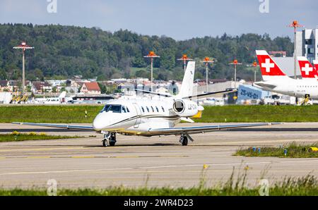 Eine Cessna 560XL citation XLS eines privaten Besitzers Rollt auf dem Flughafen Zürich zur Startbahn. Enregistrement LZ-CVA. (Zürich, Schweiz, 03.05.202 Banque D'Images