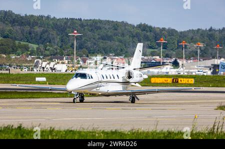 Eine Cessna 560XL citation XLS eines privaten Besitzers Rollt auf dem Flughafen Zürich zur Startbahn. Enregistrement LZ-CVA. (Zürich, Schweiz, 03.05.202 Banque D'Images