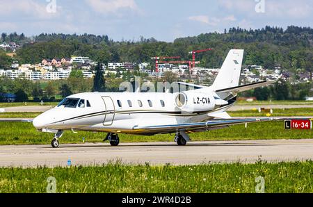 Eine Cessna 560XL citation XLS eines privaten Besitzers Rollt auf dem Flughafen Zürich zur Startbahn. Enregistrement LZ-CVA. (Zürich, Schweiz, 03.05.202 Banque D'Images