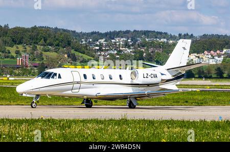 Eine Cessna 560XL citation XLS eines privaten Besitzers Rollt auf dem Flughafen Zürich zur Startbahn. Enregistrement LZ-CVA. (Zürich, Schweiz, 03.05.202 Banque D'Images