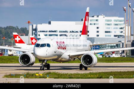 Ein Airbus A220-300 von Swiss International Airlines Rollt auf dem Flughafen Zürich zur Startbahn. Enregistrement HB-JCO. (Zürich, Schweiz, 03.05.2023) Banque D'Images