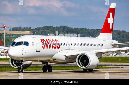 Ein Airbus A220-300 von Swiss International Airlines Rollt auf dem Flughafen Zürich zur Startbahn. Enregistrement HB-JCO. (Zürich, Schweiz, 03.05.2023) Banque D'Images