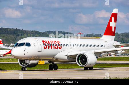 Ein Airbus A220-300 von Swiss International Airlines Rollt auf dem Flughafen Zürich zur Startbahn. Enregistrement HB-JCO. (Zürich, Schweiz, 03.05.2023) Banque D'Images