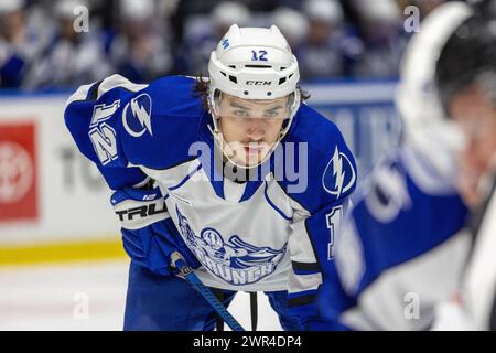 8 mars 2024 : Alex barre Boulet (12 ans), attaquant des Crunch de Syracuse, patine en première période contre les Américains de Rochester. Les Américains de Rochester ont accueilli le Syracuse Crunch dans un match de la Ligue américaine de hockey au Blue Cross Arena de Rochester, New York. (Jonathan Tenca/CSM) Banque D'Images