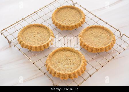Gâteaux sains à base d'amandes et de lin cuits sur grille de refroidissement en format horizontal. Une alternative saine à la cuisson à la farine blanche. Banque D'Images