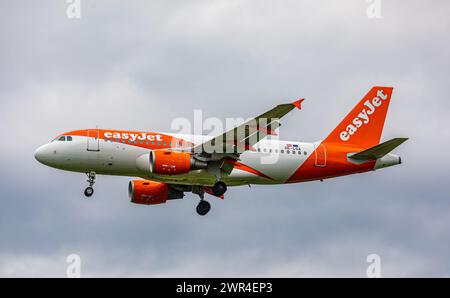 Ein Airbus A319-111 von der Billigfluggsellschaft Easy Jet befindet sich im Landeanflug auf den Flughafen Zürich. Enregistrement OE-LQA. (Zürich, Schwei Banque D'Images