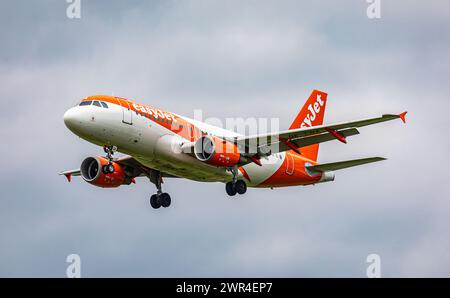 Ein Airbus A319-111 von der Billigfluggsellschaft Easy Jet befindet sich im Landeanflug auf den Flughafen Zürich. Enregistrement OE-LQA. (Zürich, Schwei Banque D'Images