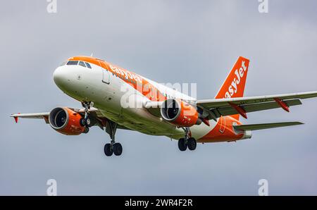 Ein Airbus A319-111 von der Billigfluggsellschaft Easy Jet befindet sich im Landeanflug auf den Flughafen Zürich. Enregistrement OE-LQA. (Zürich, Schwei Banque D'Images