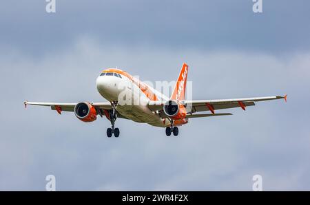 Ein Airbus A319-111 von der Billigfluggsellschaft Easy Jet befindet sich im Landeanflug auf den Flughafen Zürich. Enregistrement OE-LQA. (Zürich, Schwei Banque D'Images