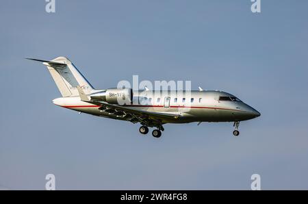 Ein Bombardier Challenger 605 von VistaJet Malta befindet sich im Landeanflug auf den Flughafen Zürich. Enregistrement 9H-VFF. (Zürich, Schweiz, 01.06.2 Banque D'Images