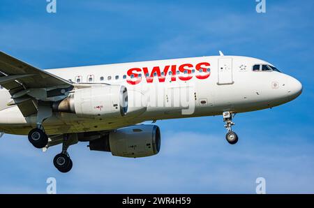 Ein Airbus A320-214 von Swiss International Airlines befindet sich im Landeanflug auf den Flughafen Zürich. DAS Flugzeug mit der enregistrement HB-IJP i Banque D'Images