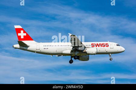 Ein Airbus A320-214 von Swiss International Airlines befindet sich im Landeanflug auf den Flughafen Zürich. DAS Flugzeug mit der enregistrement HB-IJP i Banque D'Images