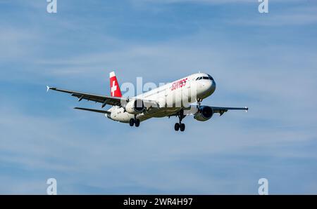 Ein Airbus A321-212 von Swiss International Airlines befindet sich im Landeanflug auf den Flughafen Zürich. Enregistrement HB-IOM. (Zürich, Schweiz, 11. Banque D'Images