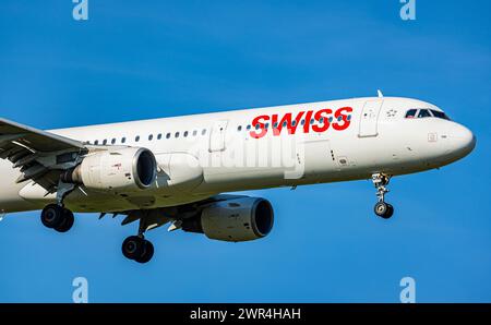 Ein Airbus A321-212 von Swiss International Airlines befindet sich im Landeanflug auf den Flughafen Zürich. Enregistrement HB-IOM. (Zürich, Schweiz, 11. Banque D'Images