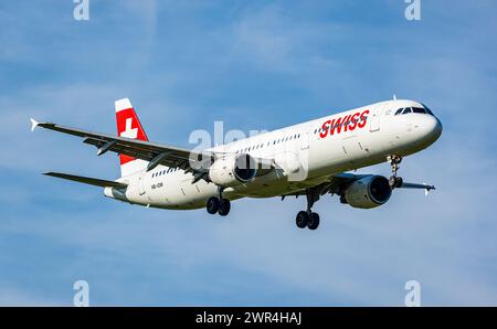 Ein Airbus A321-212 von Swiss International Airlines befindet sich im Landeanflug auf den Flughafen Zürich. Enregistrement HB-IOM. (Zürich, Schweiz, 11. Banque D'Images