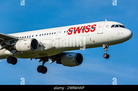 Ein Airbus A321-212 von Swiss International Airlines befindet sich im Landeanflug auf den Flughafen Zürich. Enregistrement HB-IOM. (Zürich, Schweiz, 11. Banque D'Images