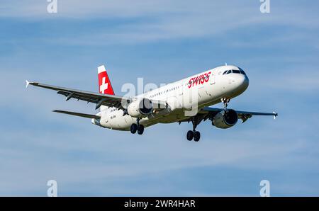 Ein Airbus A321-212 von Swiss International Airlines befindet sich im Landeanflug auf den Flughafen Zürich. Enregistrement HB-IOM. (Zürich, Schweiz, 11. Banque D'Images