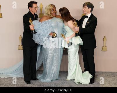 Robert Downey Jr., lauréat du prix du meilleur second rôle pour Oppenheimer, Da'Vine Joy Randolph, lauréat du prix de la meilleure actrice dans le second rôle pour The Holdovers, Emma Stone, lauréate du prix de la meilleure actrice dans un rôle principal pour Poor Things, et Cillian Murphy, lauréate du prix du meilleur acteur dans un rôle de premier plan pour "Oppenheimer" pose dans la salle de presse lors de la 96e cérémonie des Oscars organisée par l'Academy of Motion Picture Arts and Sciences au Dolby Theatre de Los Angeles, CA, le dimanche 10 mars 2024. (Photo de Sthanlee B. Mirador/Sipa USA) Banque D'Images