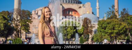 BANNIÈRE, femme DE LONG FORMAT profiter d'une vue magnifique sur la cathédrale Sainte-Sophie, célèbre mosquée islamique Landmark, voyage à Istanbul, Turquie. Journée ensoleillée Banque D'Images