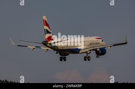 Ein Embraer 190SR von British Airways ist im Landeanflug auf den Flughafen Zürich. Enregistrement G-LCYR. (Zürich, 06.06.2023) Banque D'Images