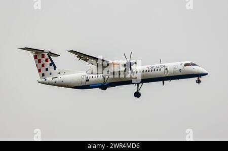 Eine de Havilland Canada Dash 8 von Croatia Airlines befindet sich im Landeanflug auf die piste 14 des Flughafen Zürich. Enregistrement 9A-CQC. (Zürich, Banque D'Images