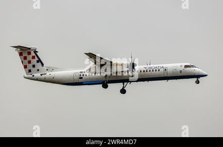 Eine de Havilland Canada Dash 8 von Croatia Airlines befindet sich im Landeanflug auf die piste 14 des Flughafen Zürich. Enregistrement 9A-CQC. (Zürich, Banque D'Images