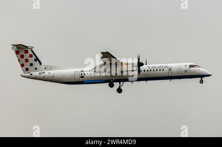 Eine de Havilland Canada Dash 8 von Croatia Airlines befindet sich im Landeanflug auf die piste 14 des Flughafen Zürich. Enregistrement 9A-CQC. (Zürich, Banque D'Images