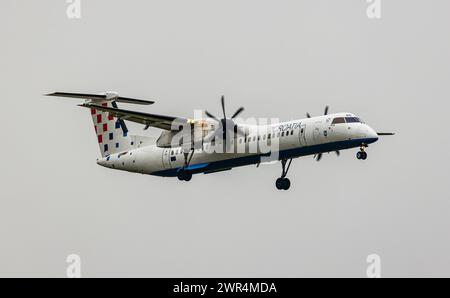 Eine de Havilland Canada Dash 8 von Croatia Airlines befindet sich im Landeanflug auf die piste 14 des Flughafen Zürich. Enregistrement 9A-CQC. (Zürich, Banque D'Images