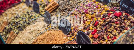 Comptoir de marché avec différents types de thé, herbes, plantes et BANNIÈRE de fleurs séchées, FORMAT LONG Banque D'Images