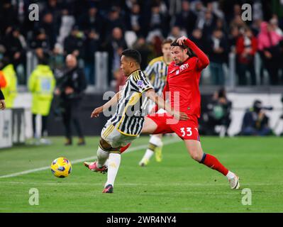 Turin, Italie. 10 mars 2024. Alex Sandro du Juventus FC (G) et Hans Hateboer du Atalanta BC (d) vus en action lors du match entre le Juventus FC et le Atalanta BC dans le cadre de la Serie A italienne, match de football au stade Allianz. Score final ; Juventus FC 2 - 2 Atalanta BC. Crédit : SOPA images Limited/Alamy Live News Banque D'Images