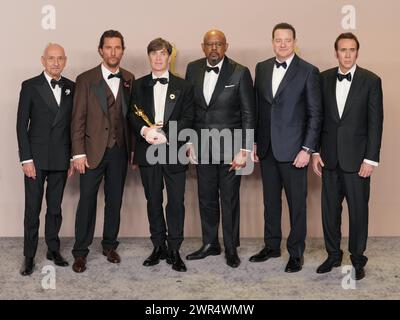 Los Angeles, États-Unis. 10 mars 2024. (G-d) Sir Ben Kingsley, Matthew McConaughey, Cillian Murphy, lauréat du prix du meilleur acteur dans un rôle de premier plan pour « Oppenheimer », Forest Whitaker, Brendan Fraser, et Nicolas cage pose dans la salle de presse lors de la 96e cérémonie des Oscars organisée par l'Academy of Motion Picture Arts and Sciences au Dolby Theatre de Los Angeles, CA, LE dimanche 10 mars 2024. (Photo de Sthanlee B. Mirador/Sipa USA) crédit : Sipa USA/Alamy Live News Banque D'Images