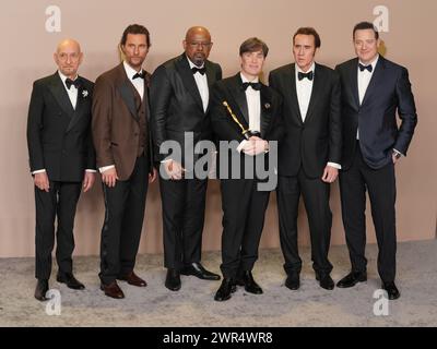 Los Angeles, États-Unis. 10 mars 2024. (G-d) Sir Ben Kingsley, Matthew McConaughey, Cillian Murphy, lauréat du prix du meilleur acteur dans un rôle principal pour « Oppenheimer », Forest Whitaker, Nicolas cage et Brendan Fraser posent dans la salle de presse lors de la 96e cérémonie des Oscars organisée par l’Academy of Motion Picture Arts and Sciences au Dolby Theatre de Los Angeles, CA, le dimanche 10 mars 2024. (Photo de Sthanlee B. Mirador/Sipa USA) crédit : Sipa USA/Alamy Live News Banque D'Images